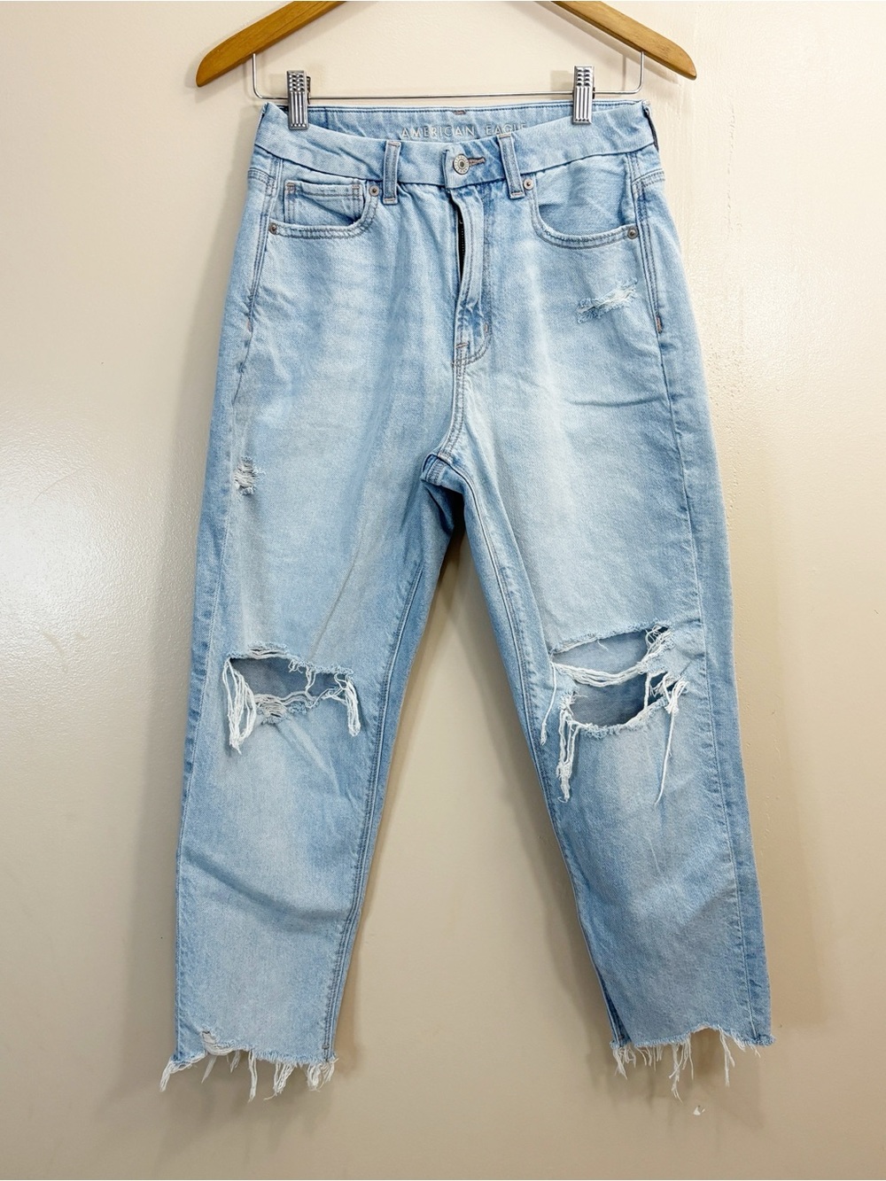 American Eagle Outfitters Light Wash Distressed Women's Curvy Mom Jeans Size 6